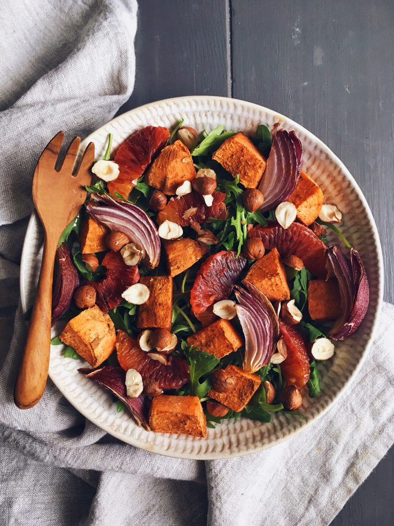 Salade D'hiver De Patate Douce, Orange Sanguine Et Noix De Pécan Rôties ...