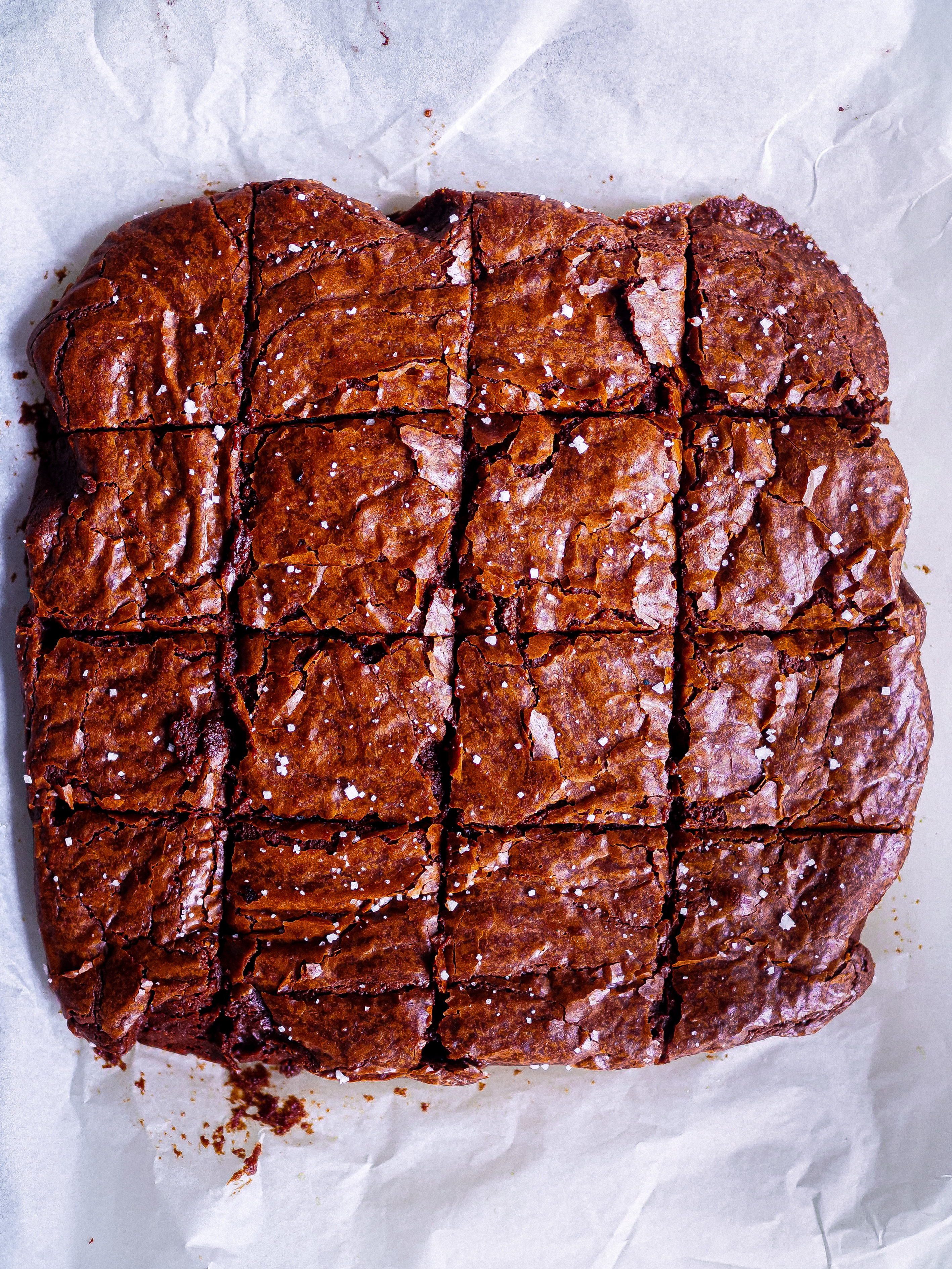 des brownies avec le dessus craquelé et fondant
