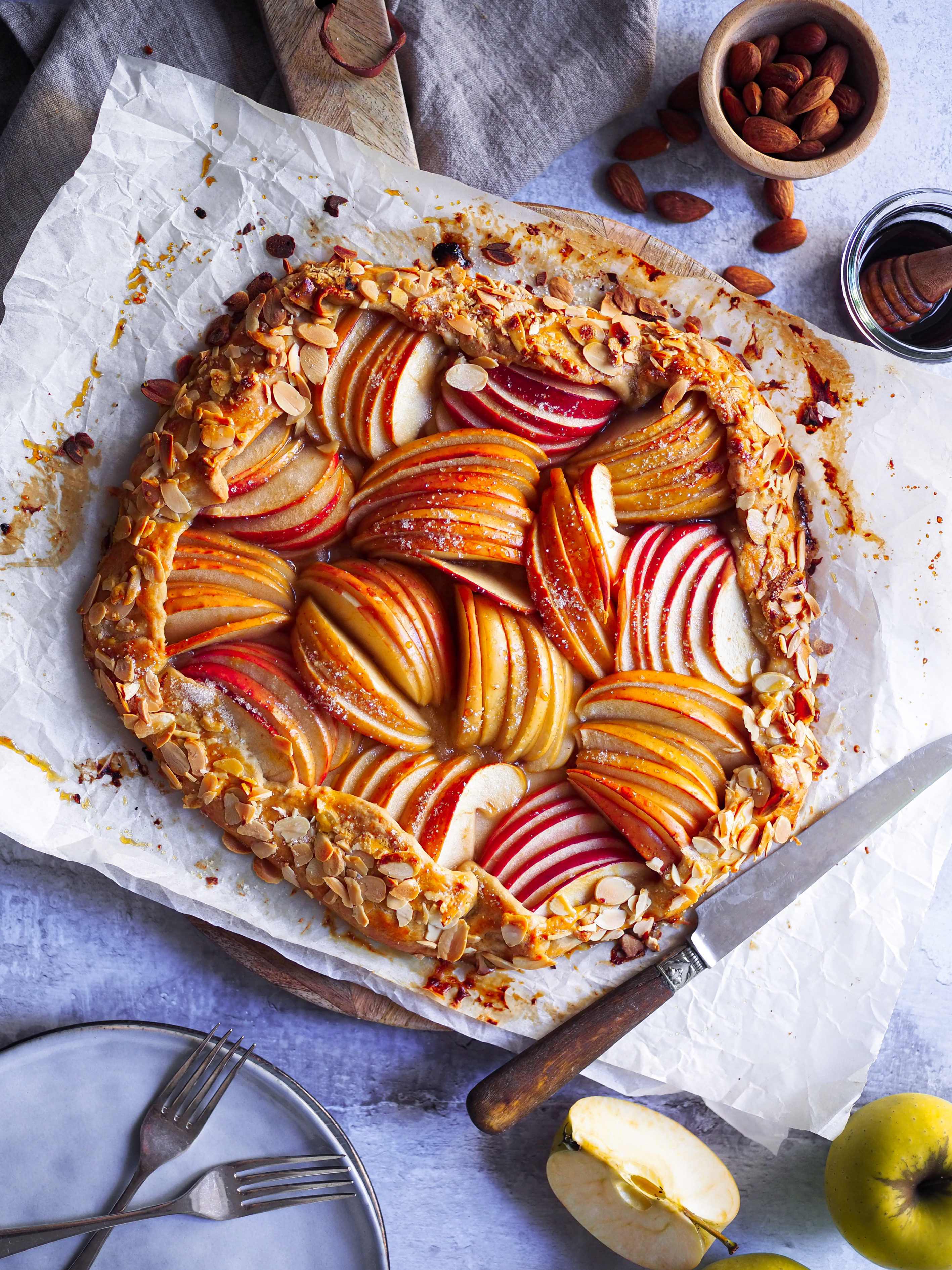 tarte rustique aux pommes avec des amandes effilées