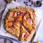 tarte rustique aux pommes avec des amandes effilées