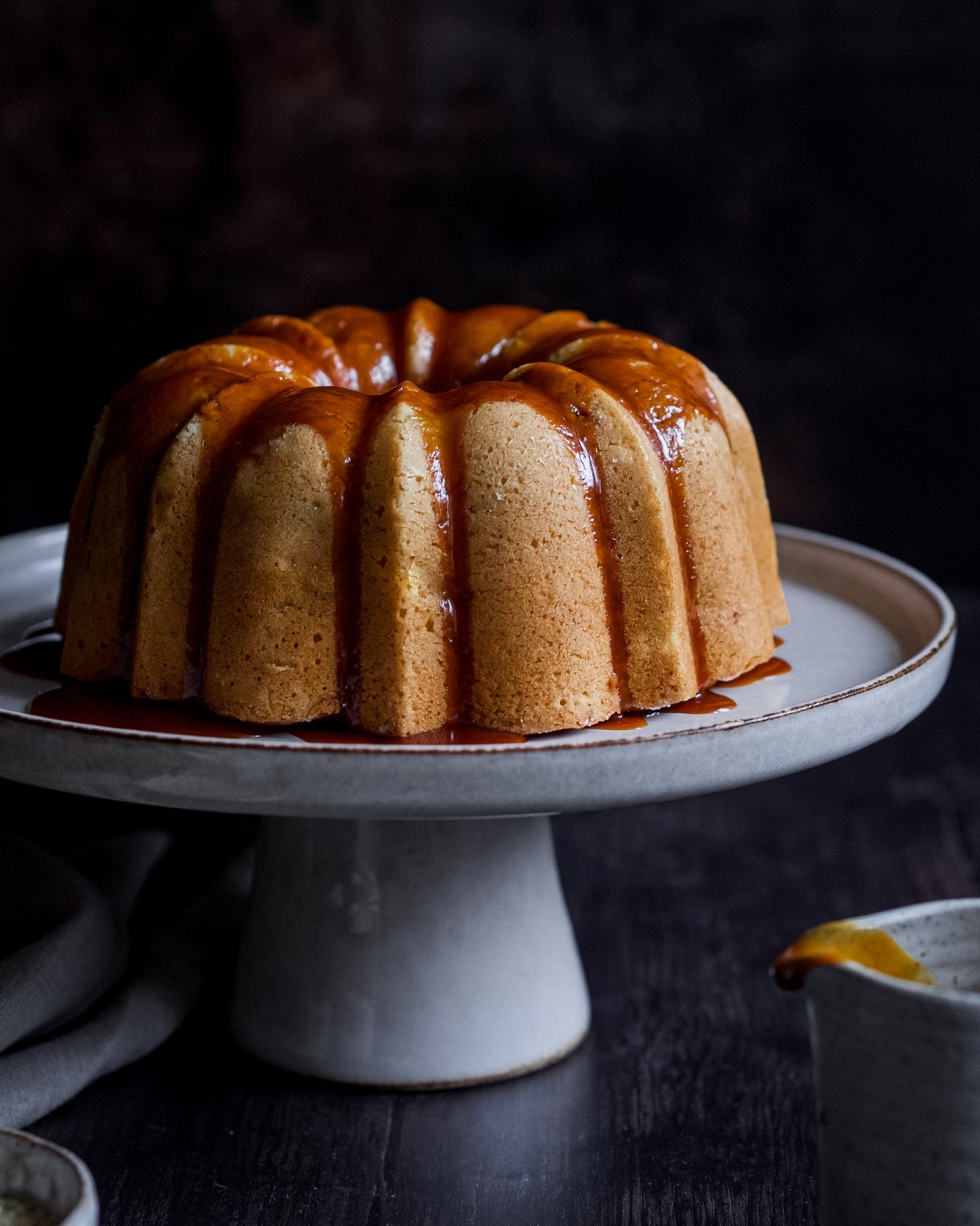 Cake aux pommes avec un glaçage caramel
