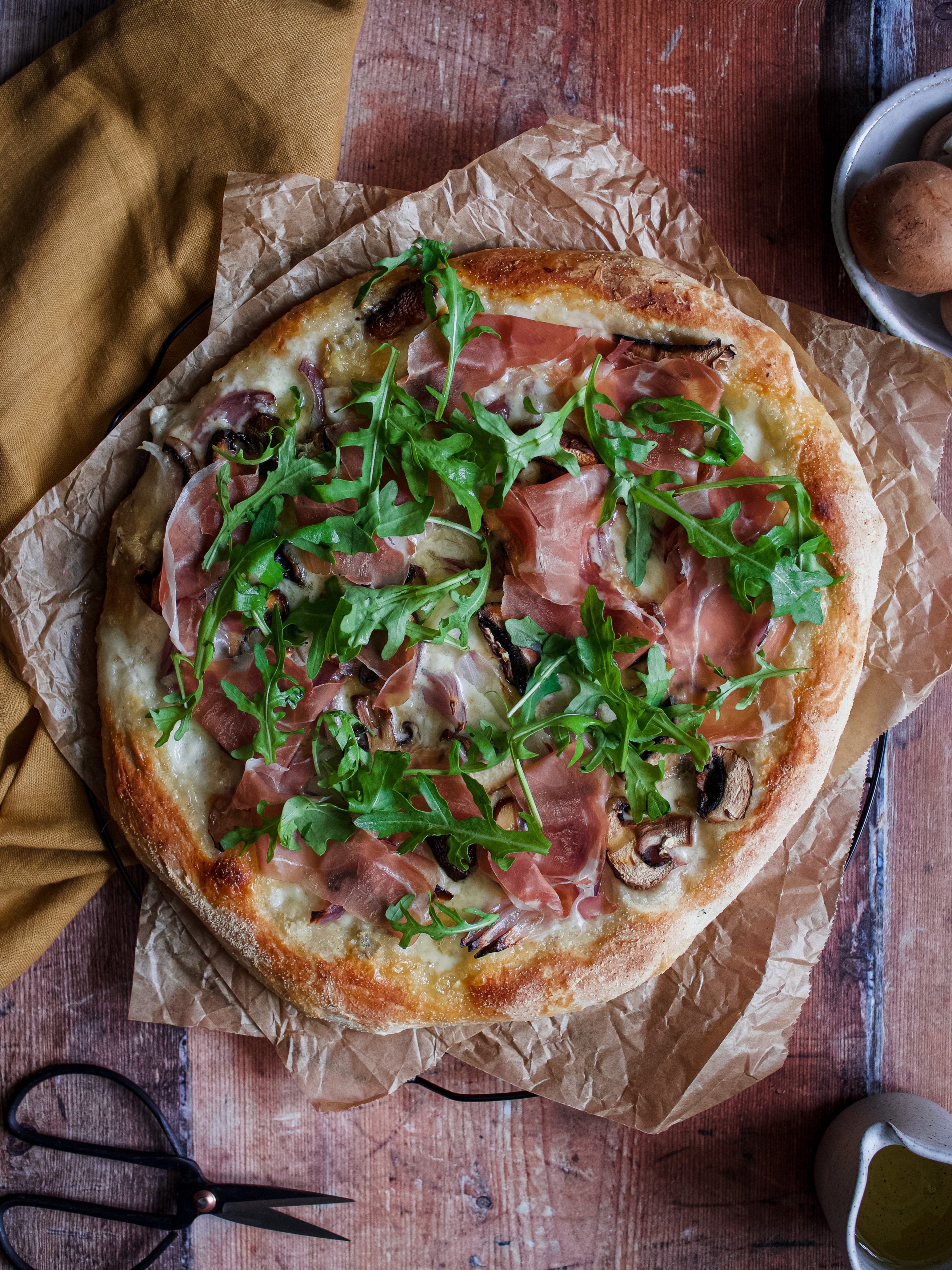 pizza mozzarella, gorgonzola et champignons