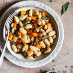 gros plan sur une assiette blanche contenant les gnocchi au beurre de sauge et de la courge butternut
