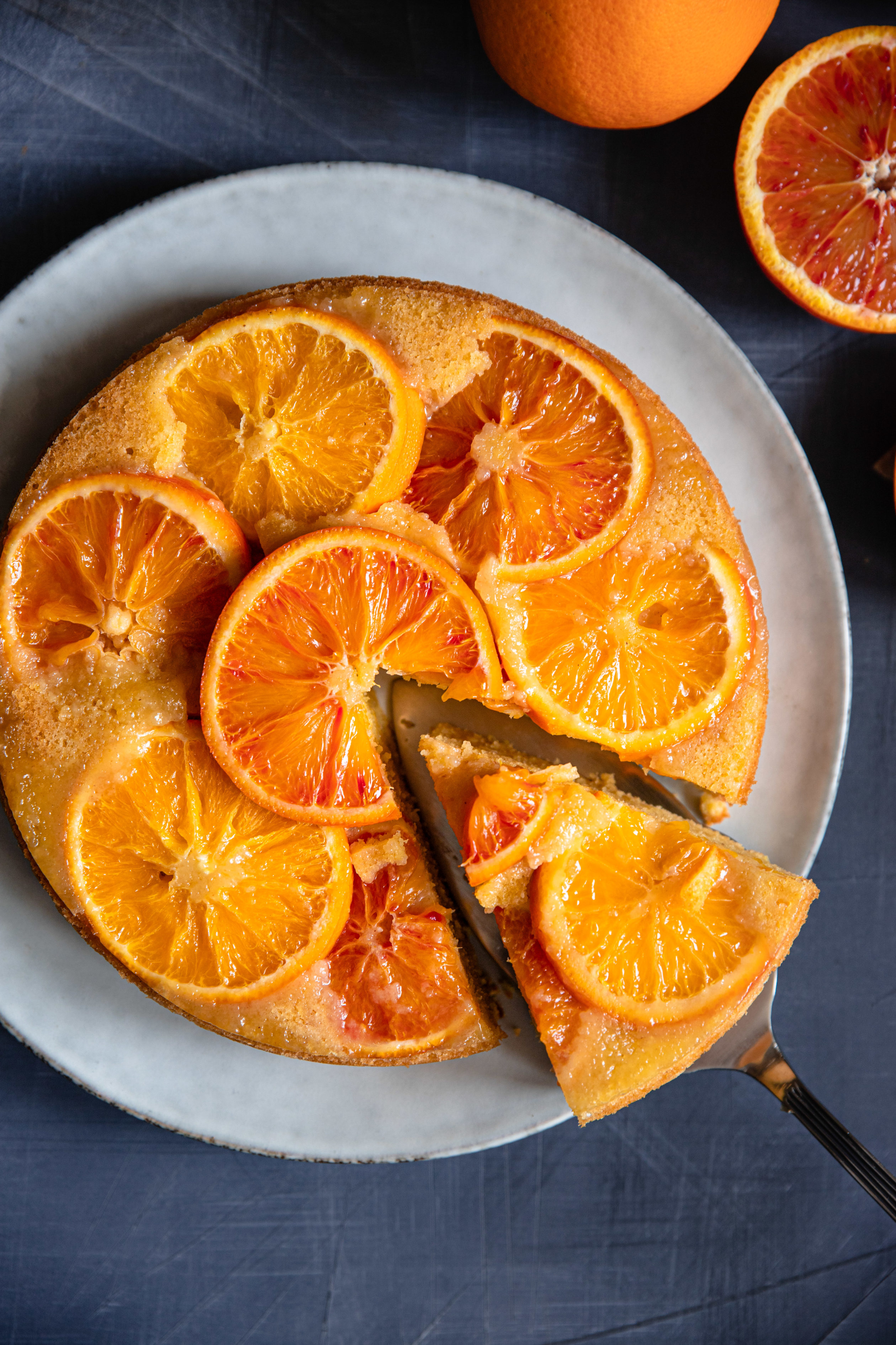 gros plan sur la gateau avec une part coupée