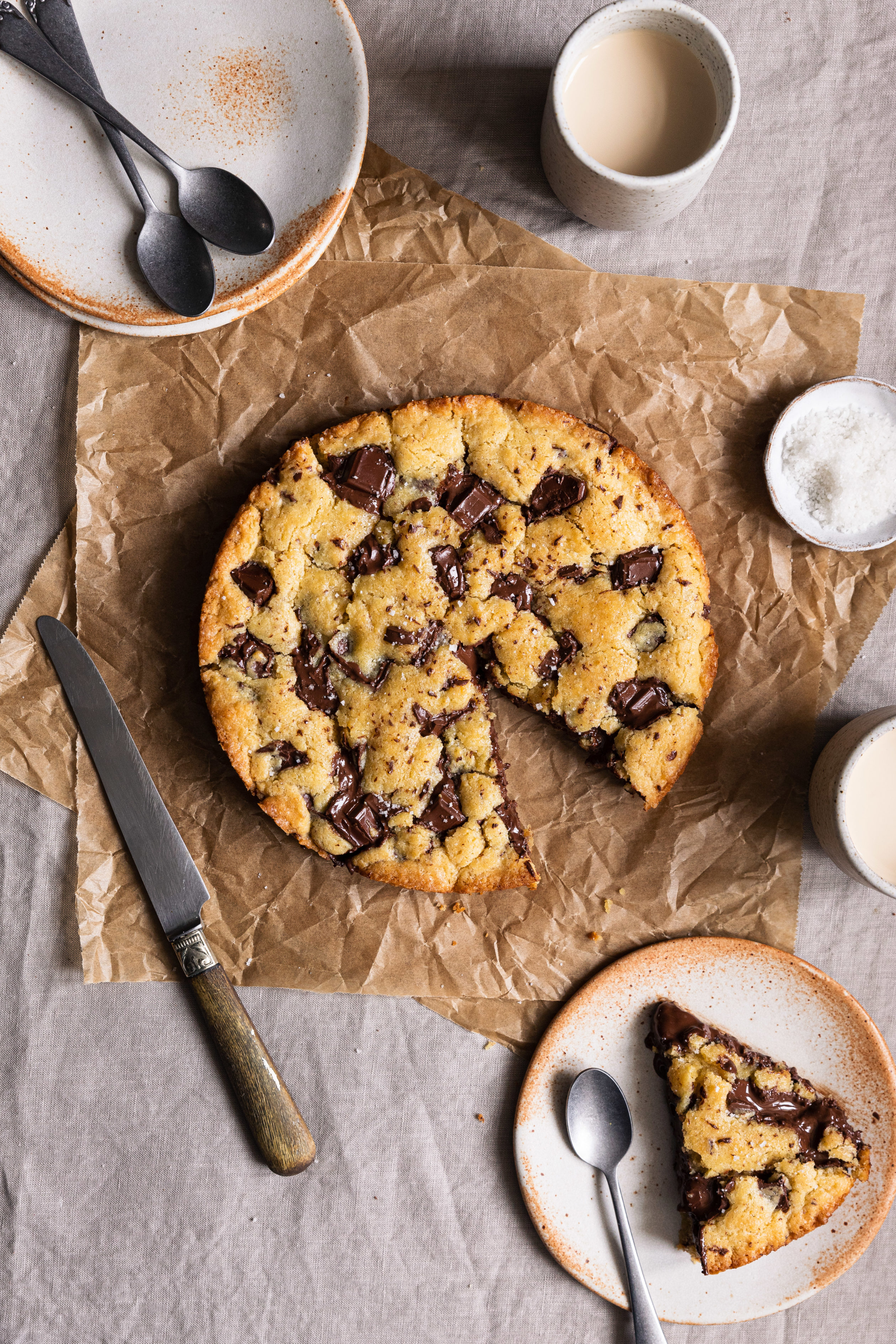 cookie cake avec une part coupée dans une assiette