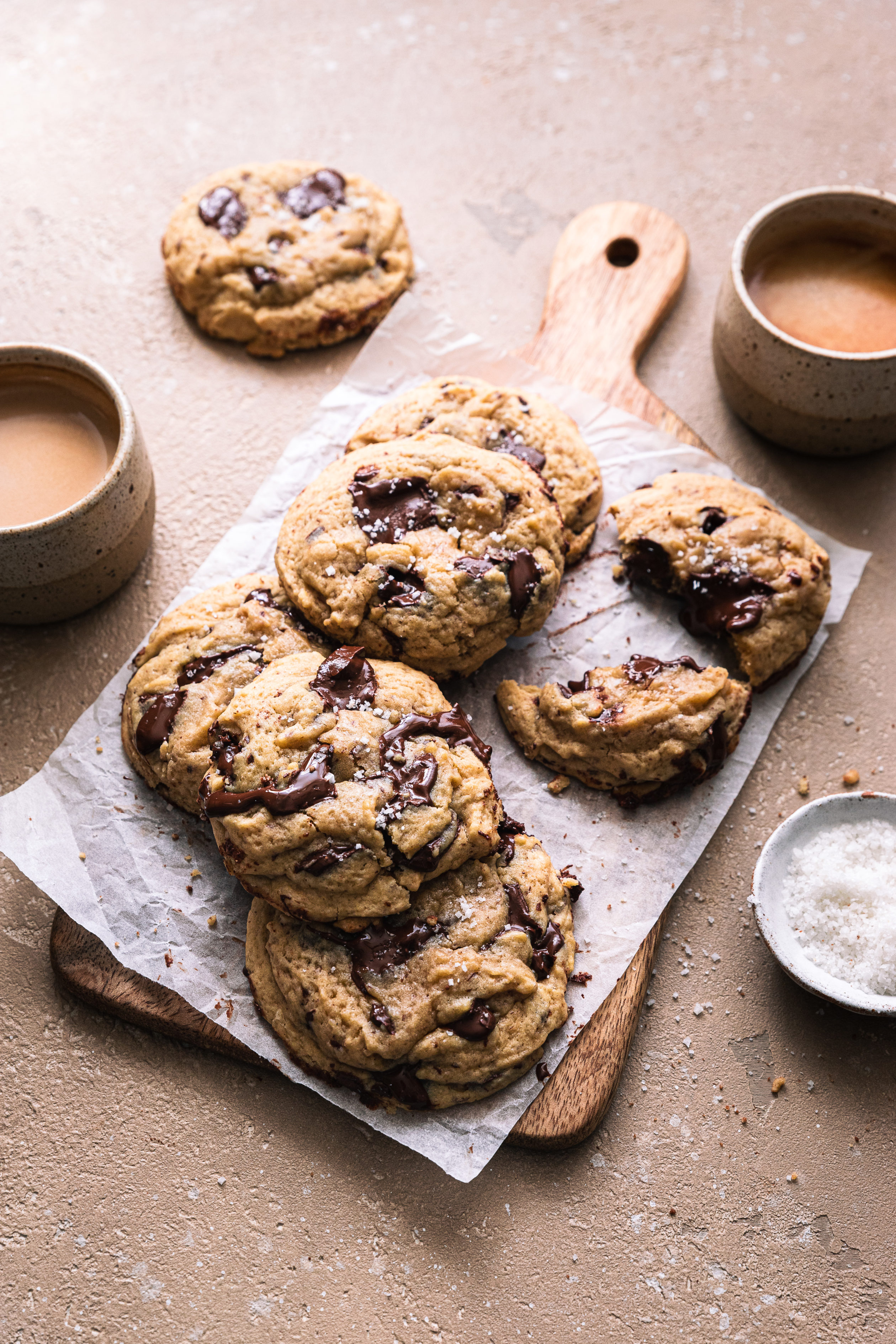 des cookies au café et chocolat sur une planche avec deux petits tasses de café