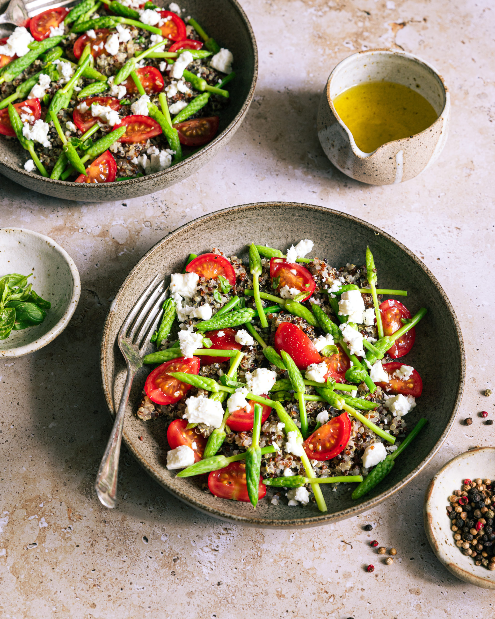 deux assiettes de quinoa, asperges sauvages, tomates et feta
