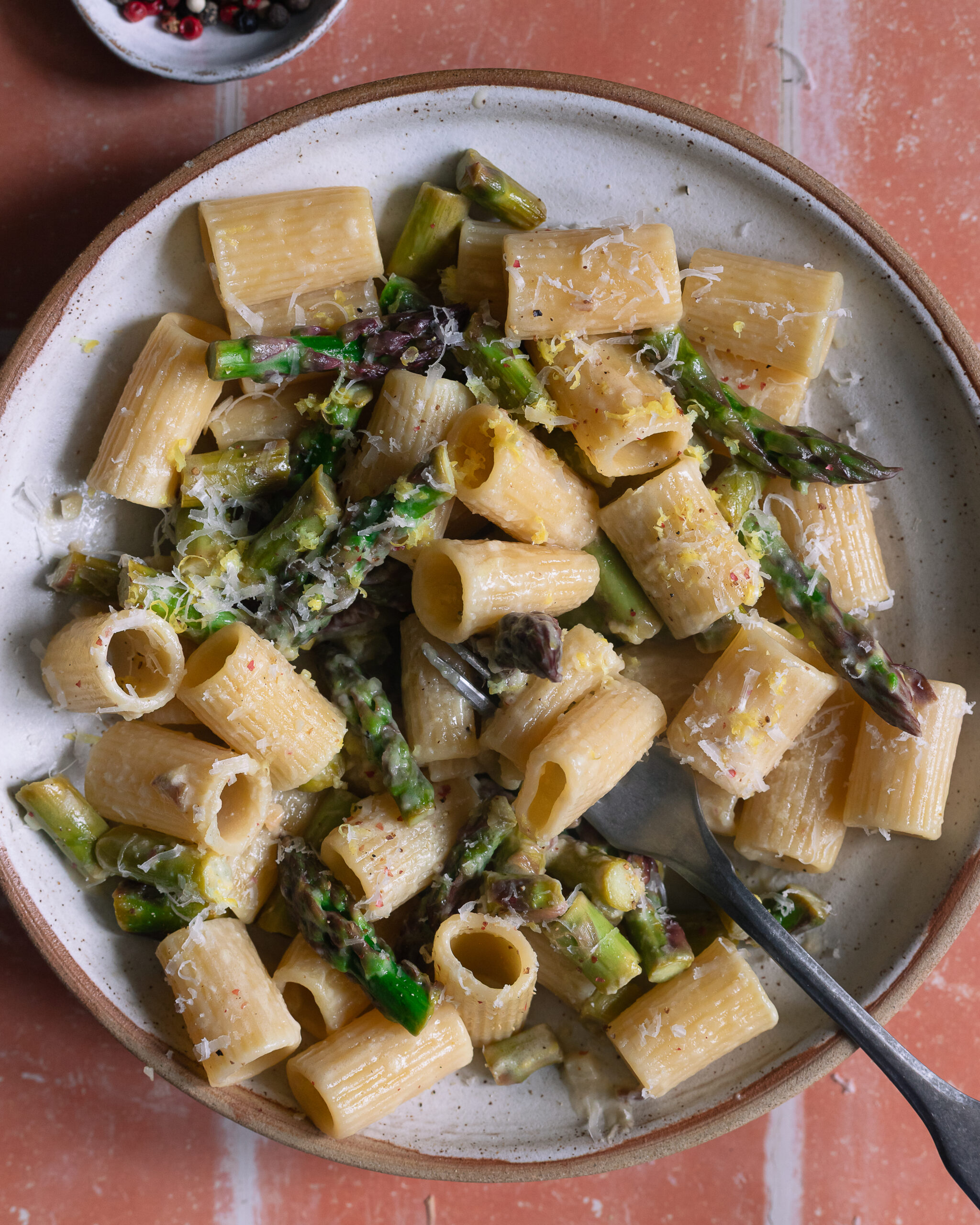 Pâtes crémeuses au citron, asperges et parmesan