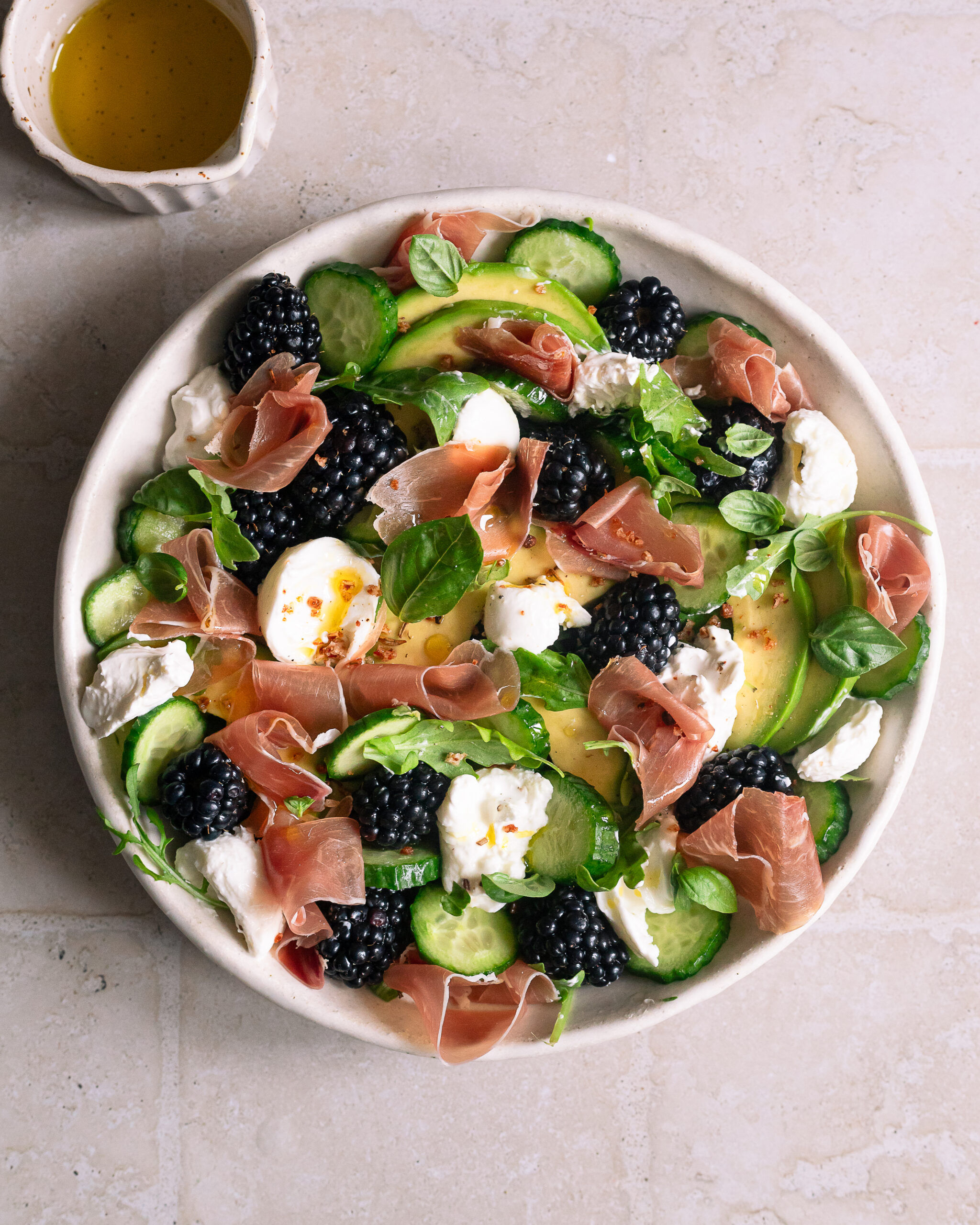 Salade de mûres, concombre et avocat